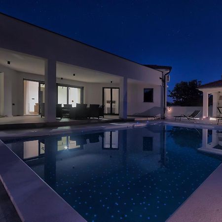 Villa Speranza With Illuminated Pool 普拉 外观 照片