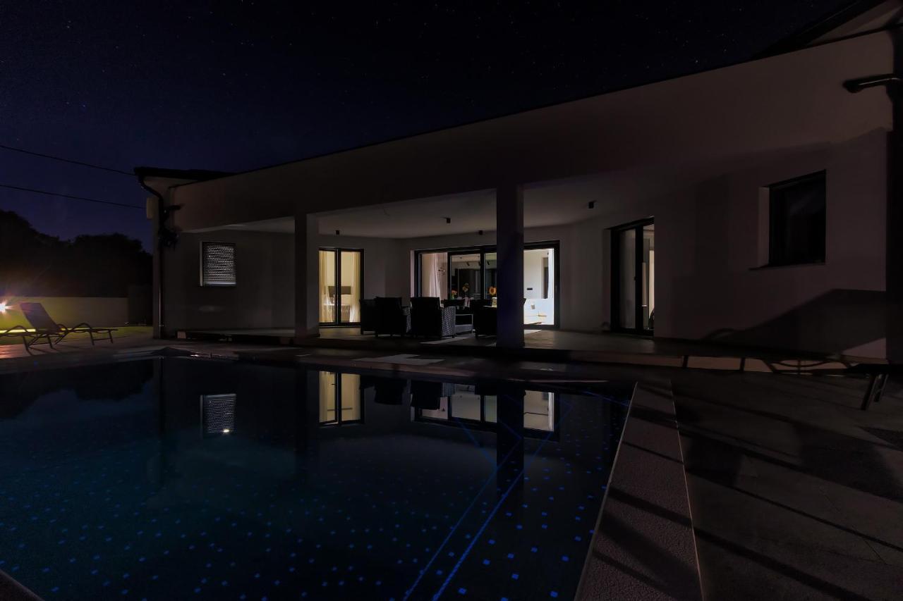 Villa Speranza With Illuminated Pool 普拉 外观 照片